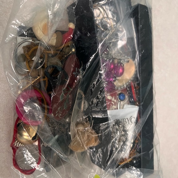 ☎️☎️ LAST CHANCE ☎️☎️ Jewelry Expo this and that! Vintage pieces. - Picture 4 of 17